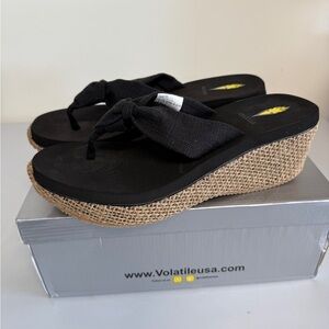 volatile Women’s Tulane wedge sandals 10 Black